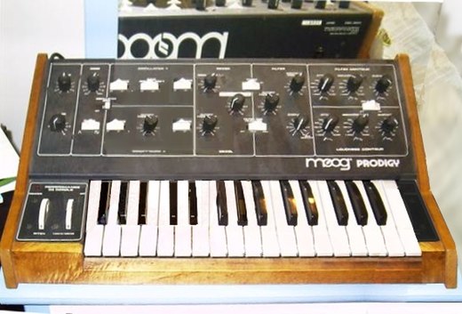 Moog Prodigy-synthesizer waarnaar de band vernoemd is.
