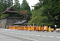 Mönche in der Nähe des Tempelbezirks Danjōgaran