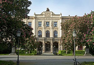 Museum Fünf Kontinente mit neuem Schriftzug über dem Portal