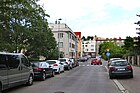 Čeština: Ulice Nad Olšinami v Strašnicích v Praze 10, u křižovatky s ulicí Pod Primaskou English: Nad Olšinami street, Prague.