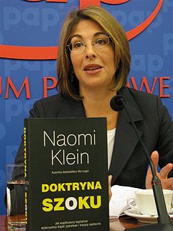 Naomi Klein med den polske udgave af Chockdoktrinen. 
 Foto: 
 Mariusz Kubik