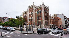 Administratief en technisch gebouw van het station.