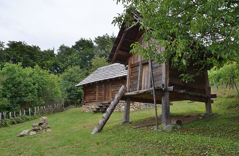 File:Neolithic reconstructions Burgstallkogel 02.jpg