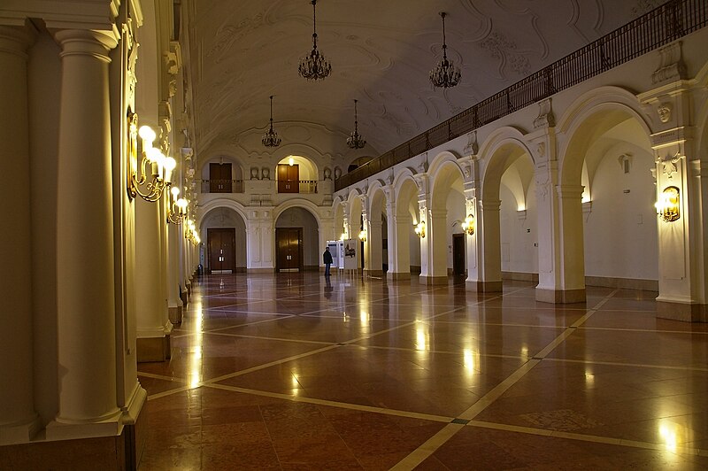 File:Neues Rathaus Wandelhalle Leipzig 2011.jpg