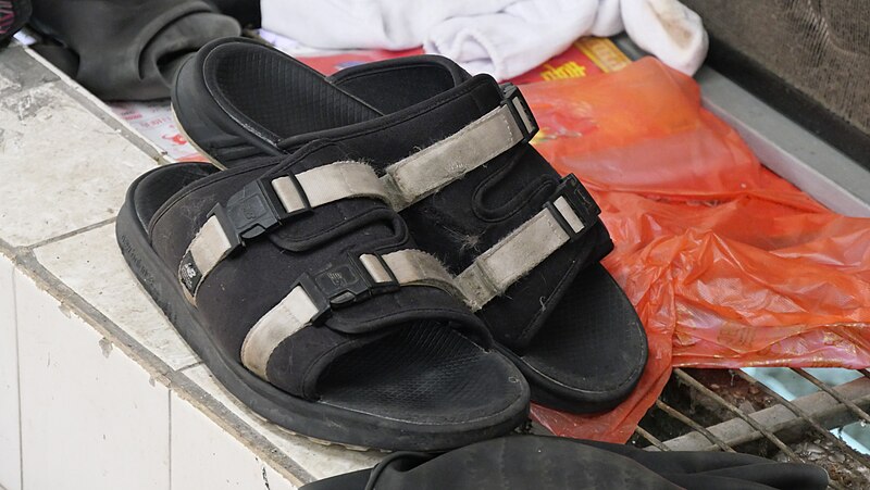 File:New balance black sandals.jpg