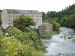 New Lanark Mill Hotel és vízi házak a Clyde folyónál