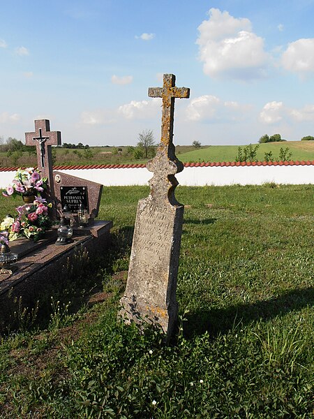 File:Niemirów-cemetery-140501-09.jpg