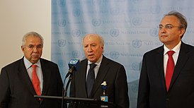Адамантиос Василакис, медиатор ООН Мэтью Нимиц и министр обороны Республики Македония Зоран Йолевский на пресс-конференции после раунда переговоров в ноябре 2012 года