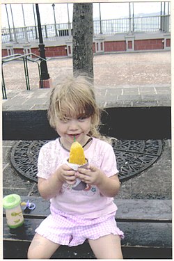 Niña comiendo piragua