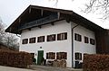 Nußbaumstraße 2; Bauernhaus, Einfirsthof, zweigeschossiger Flachsatteldachbau mit Hochlaube, Firstpfette bez. 1842. This is a picture of the Bavarian Baudenkmal (cultural heritage monument) with the ID D-1-87-132-60 (Wikidata)