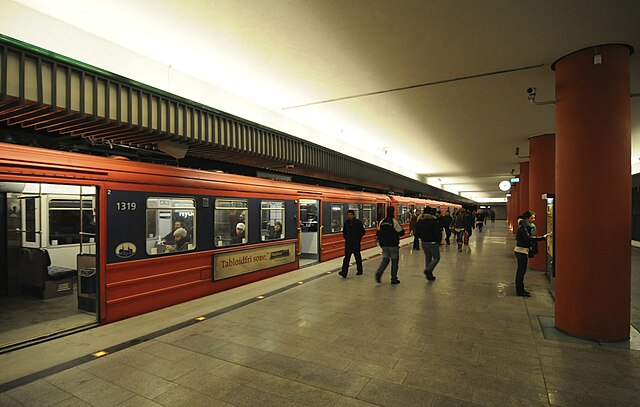 A Ring Line train at Nydalen station in 2007