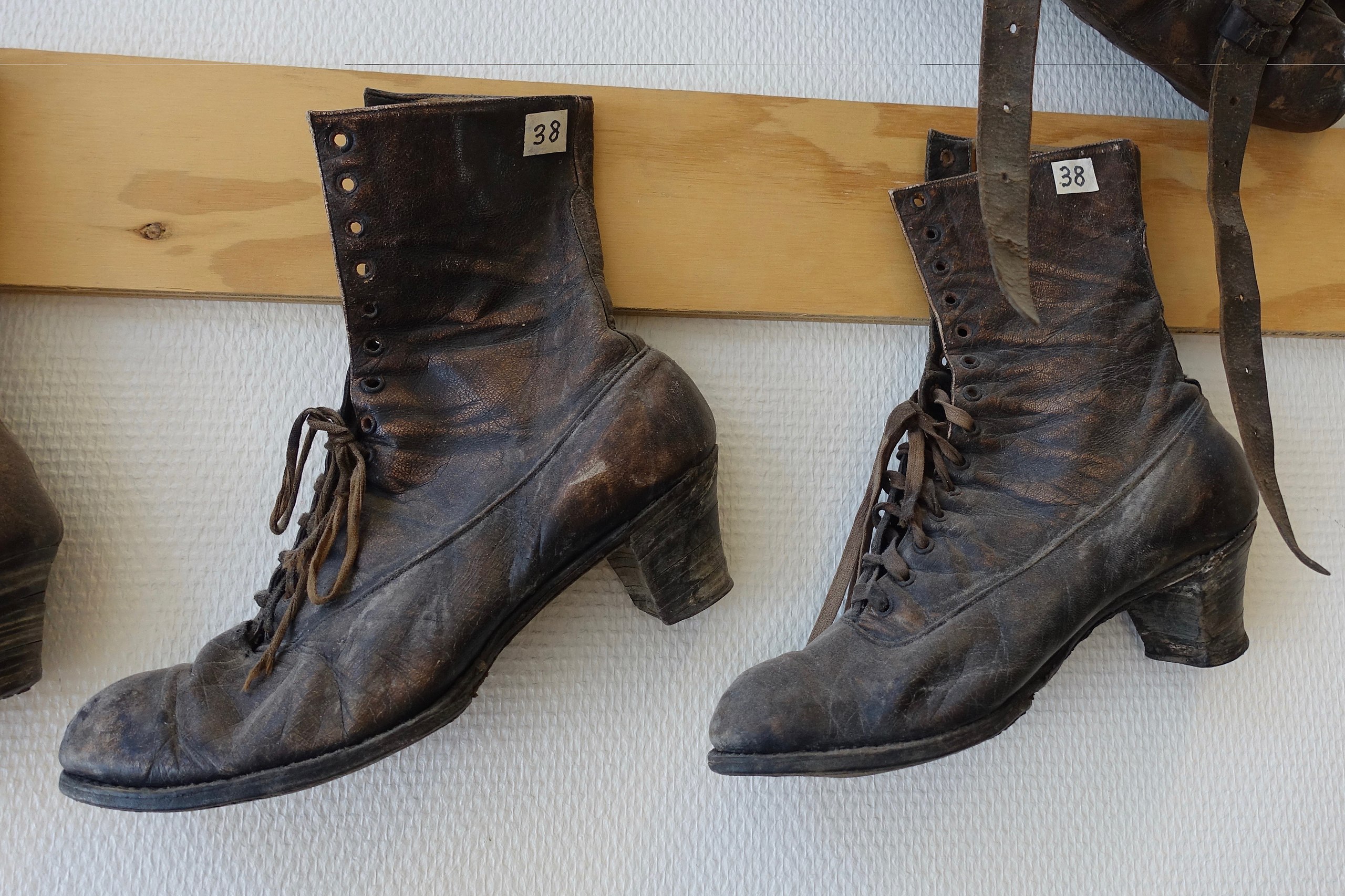 File:Old worn leather footwear (women's shoes boots) (