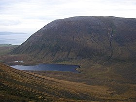 Vista de Ward Hill com Sandy Loch em primeiro plano.