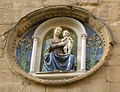 La Vierge à l'enfant, tondo de Luca della Robbia sur la façade de l'église d'Orsanmichele de Florence.