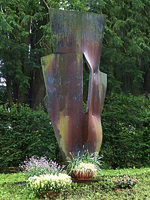 Oscar Wiggli (1927–2016) Bildhauer, Komponist, Schöpfer Experimenteller Klangwelten. Skulptur auf dem Friedhof Wolfgottesacker in Basel. Titel: 103 E, 1993, Geschmiedeter Stahl, 305 cm X 145 cm,