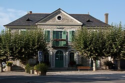 Fotografía en color de un ayuntamiento (edificio administrativo) en Oursbelille, Francia.