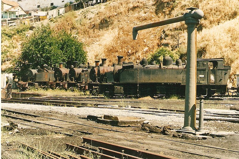 File:Out of use locomotives in Regua station.jpg