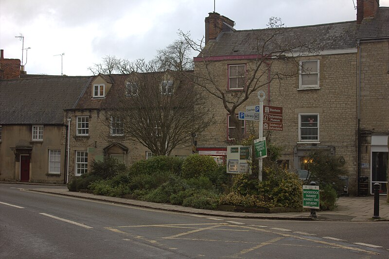 File:Oxford Street and High Street junction, Woodstock - geograph.org.uk - 5646813.jpg