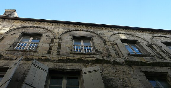 Vue partielle de la façade romane de la Maison “des Dames de la Foi” avant restauration