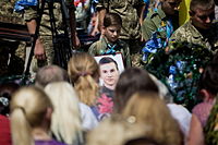Пластун тримає портрет Миколи Гордійчука. Кам'янець-Подільський, 25 липня 2015