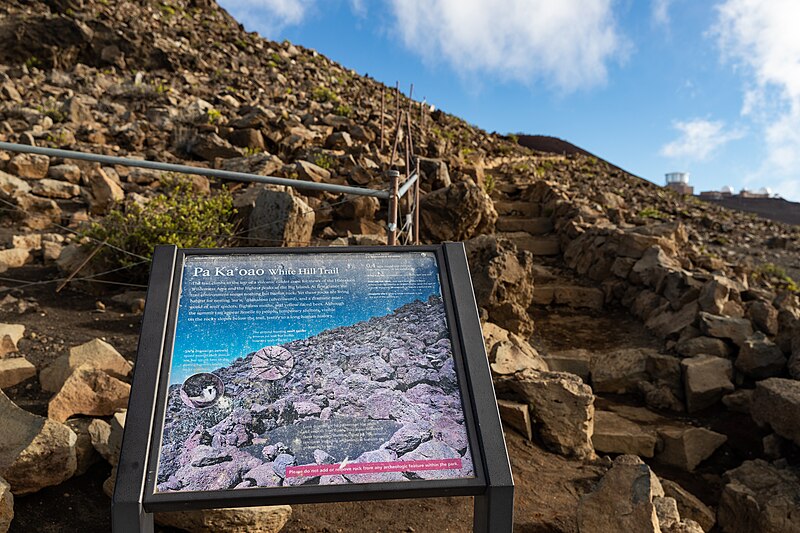 File:Pa Kaoao White Hill Trail Mount Haleakala Maui, Hawaii (45740731001).jpg