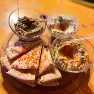 Palestinian Salvadoran hummus and pita, Teklebab, Palestinian–Turkish restaurant in Santa Tecla, El Salvador