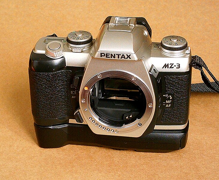 File:Pentax MZ-3 + battery pack 01.jpg