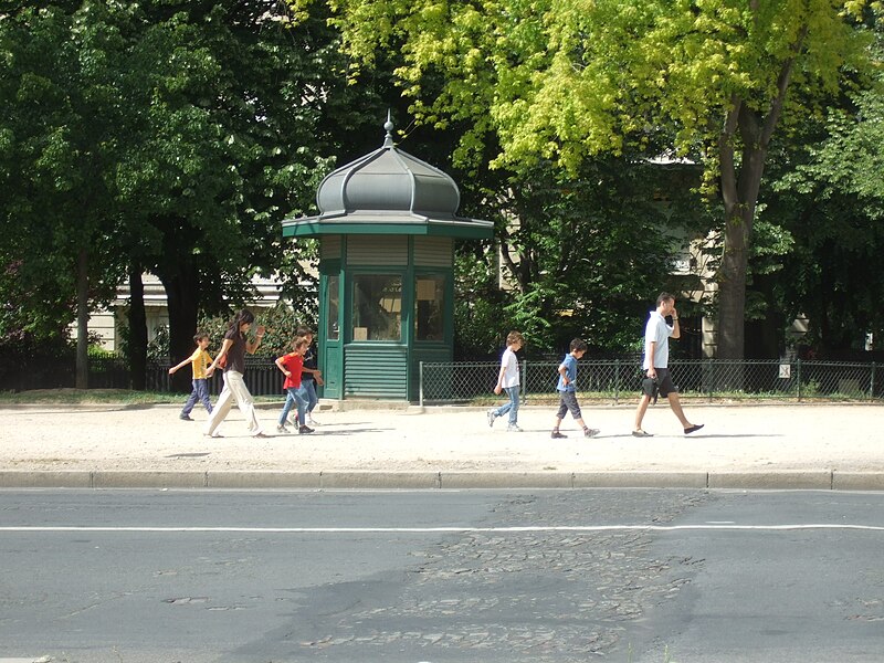 File:People on Avenue Foch, Paris 8 May 2011.jpg