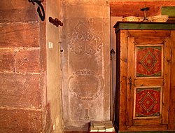 Monument funéraire de Suzanne de Birkenwald (1670), Armoire polychrome alsacienne