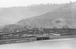 Port Perry dari seberang Sungai Monongahela, antara tahun 1900 dan tahun 1915