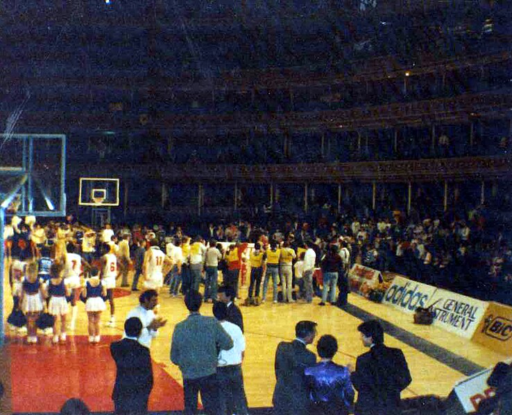 File:Portsmouth FC Basketball Club versus Kingston Kings, Royal Albert Hall, London, National Cup final, 15 December 1986.jpg