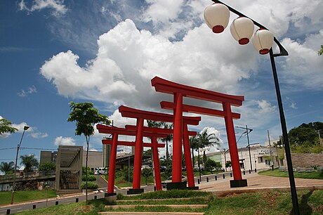 File:Praça Tomi Nakagawa.jpg