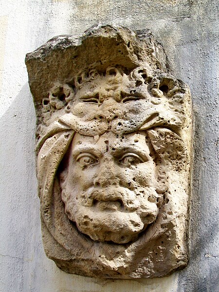 File:Presles (95), tête sculptée sur la placette au nord de la mairie, rue Pierre-Brossolette.jpg