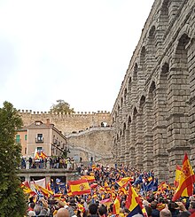 Cientos de personas, algunas portando muñecas hinchables, se suman a una  nueva manifestación en Ferraz contra la amnistía