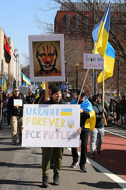 ウクライナ侵攻に反対するデモ。プラカードに英語が用いられていることと左奥に見える星条旗より、アメリカでのデモと思われる。
