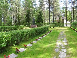 Hjältegravarna på kyrkogården i Puolango.