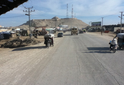 La forteresse de Qalat à Qalat, dans la province de Zabul, en Afghanistan, vers le printemps 2013. La photo a été prise depuis un véhicule militaire américain en patrouille sur la route 1.