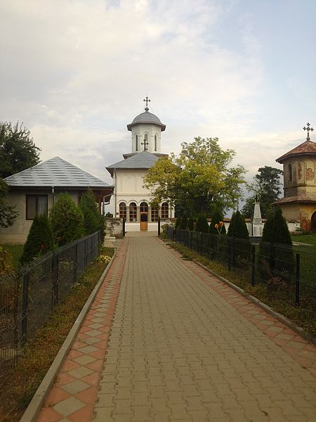 File:RO BZ Stalpu St George St Demetrius church 1.jpg