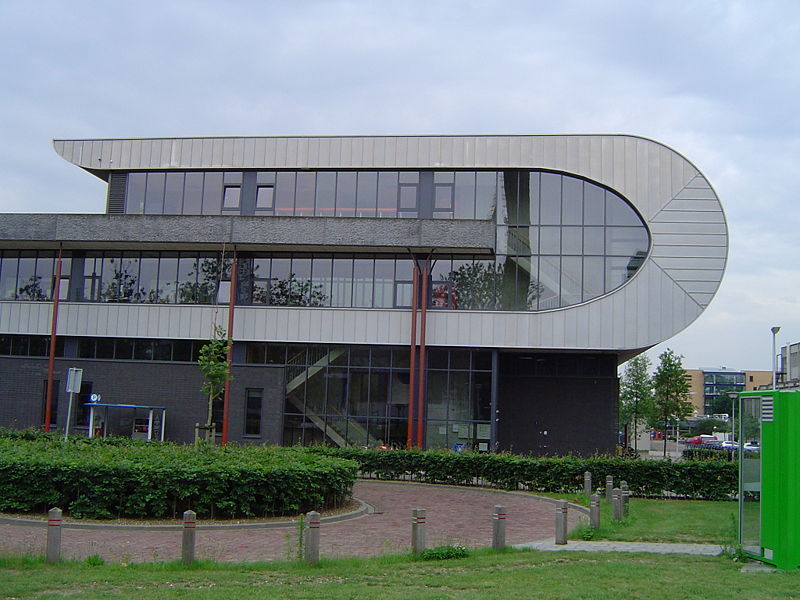 File:Radboud, bâtiment du grand aimant.JPG