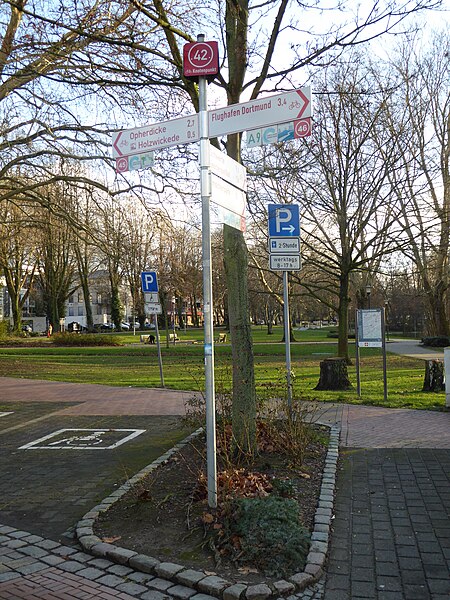 File:Radrevier.ruhr Knotenpunkt 42 Emscherpark Holzwickede Wegweiser.jpg