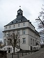 Rathaus und Vorplatz mit Stützmauer, Einfriedung und Brunnen sowie seitliche Toranlage