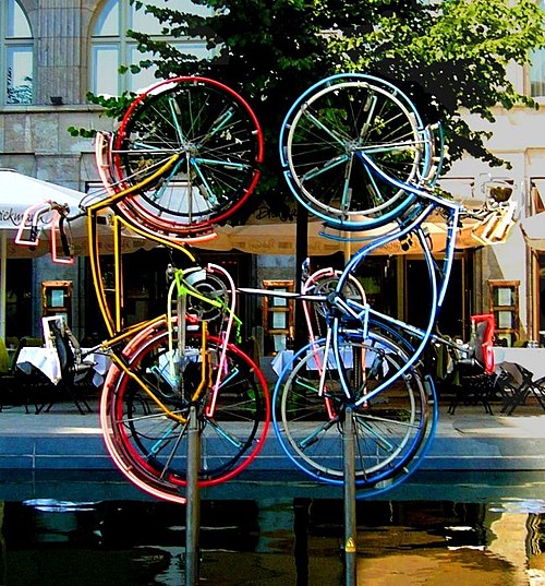 『Riding Bikes』ベルリン 1998年 Wikipediaより