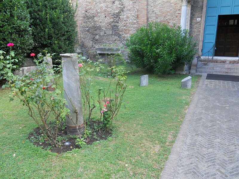 File:Ravenna, Basilica di Sant'Agata Maggiore, colonne del giardino.jpg