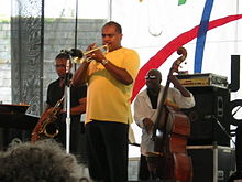 Ravi Coltrane (kiri), Terell Stafford, dan Charnett Moffett (kanan) tampil di Newport Jazz Festival pada tanggal 13 agustus 2005.