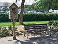 Punto de intercambio de libros (Nidos lectores) del Ayuntamiento de Málaga en el parque de Huelin, 2023-05-08.