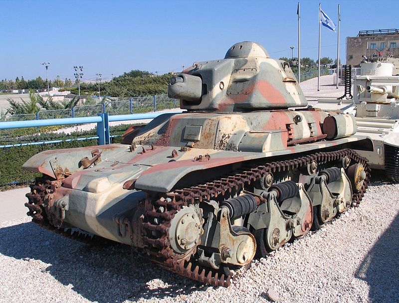 https://upload.wikimedia.org/wikipedia/commons/thumb/b/bb/Renault-R-35-latrun-2.jpg/800px-Renault-R-35-latrun-2.jpg