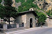 Das Casa maritale, im Hintergrund die Grotta d’Oro