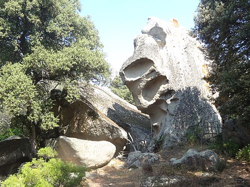 Formation rocheuse au dessus du site d'I Calanchi, près de Sollacaro en Corse du Sud