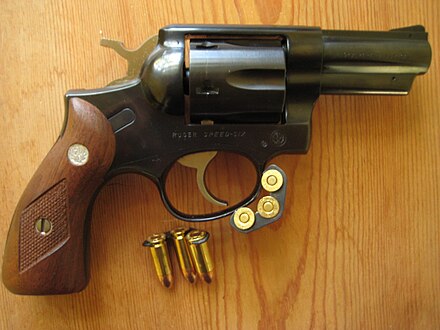 Под пистолетный патрон. Револьвер Ругер 38 калибра. Смит-Вессон 38 калибра модель 10. Револьвер Ruger Security Six. M1917 револьвер.