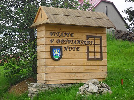 Panneau de bienvenue à l'entrée du village de Detvianska Huta